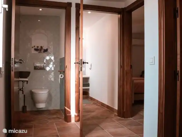 Wc en ingang van de badkamer.